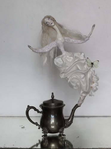 Petrulya Teapot Ghost